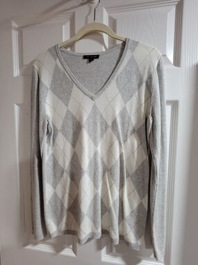 Classic Tommy Hilfiger argyle V-neck sweater. Size M.